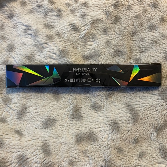 Lunar Beauty Lip Pencil Duo Shades Doodle and Blushing - Picture 4 of 6